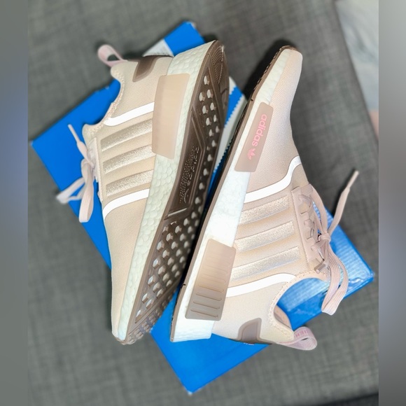 Women’s adidas shoes - Picture 2 of 3